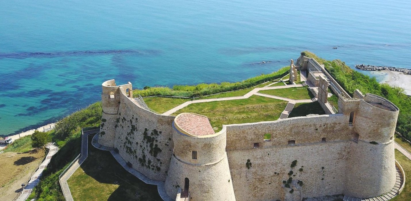 LE ISOLE TREMITI, PUNTA  ADERCI E I TRABOCCHI