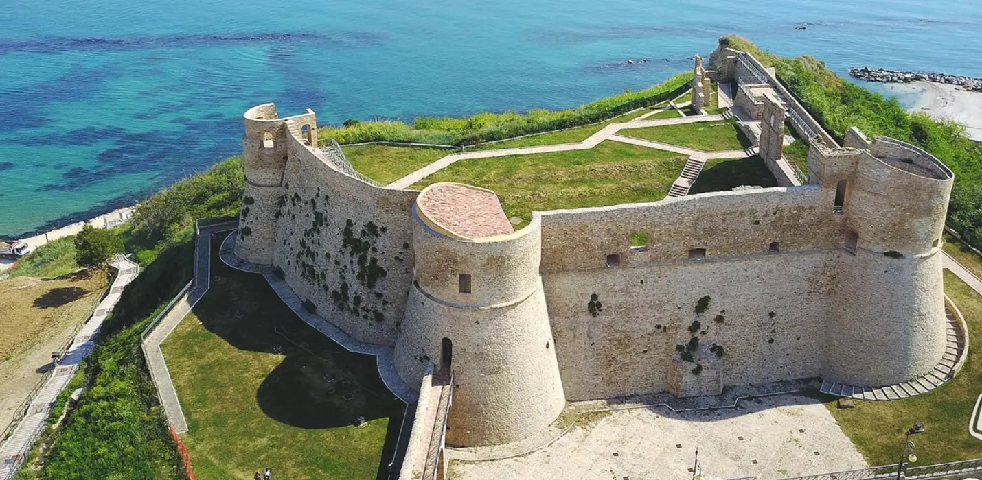 LE ISOLE TREMITI, PUNTA  ADERCI E I TRABOCCHI
