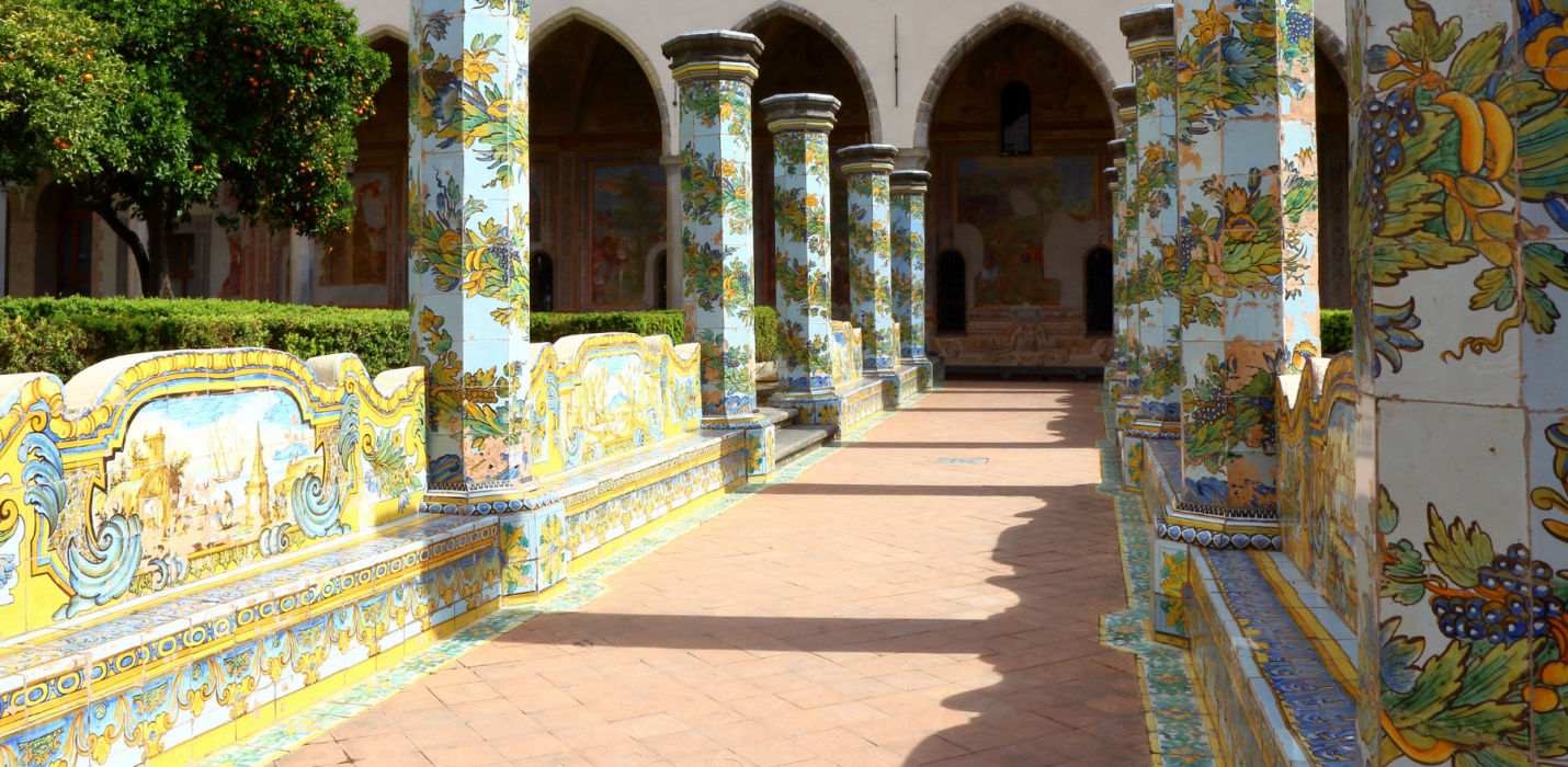 NAPOLI TRA SACRO E PROFANO - LA CITTA' DAI MILLE COLORI