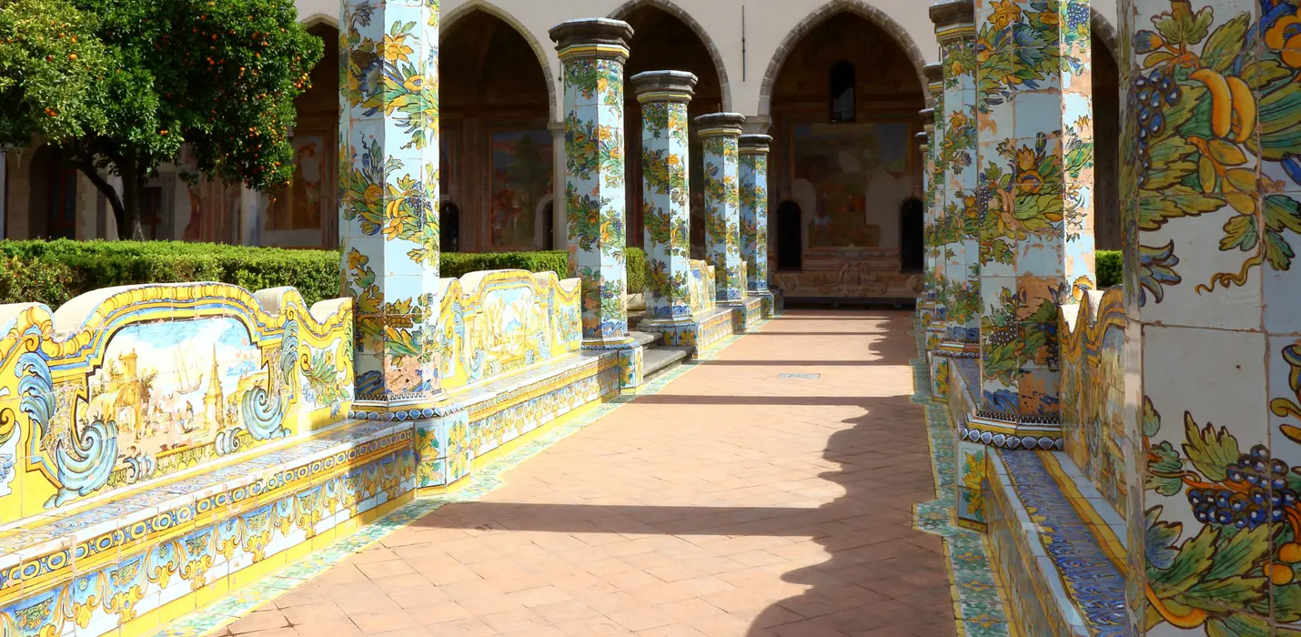 NAPOLI TRA SACRO E PROFANO - LA CITTA' DAI MILLE COLORI
