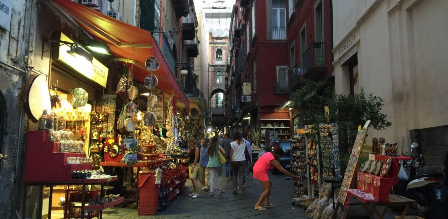 VIAGGIO NELLA NAPOLETANITA' VIAGGIO NELLA NAPOLETANITA'