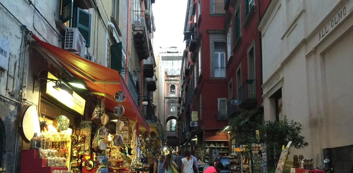 VIAGGIO NELLA NAPOLETANITA'