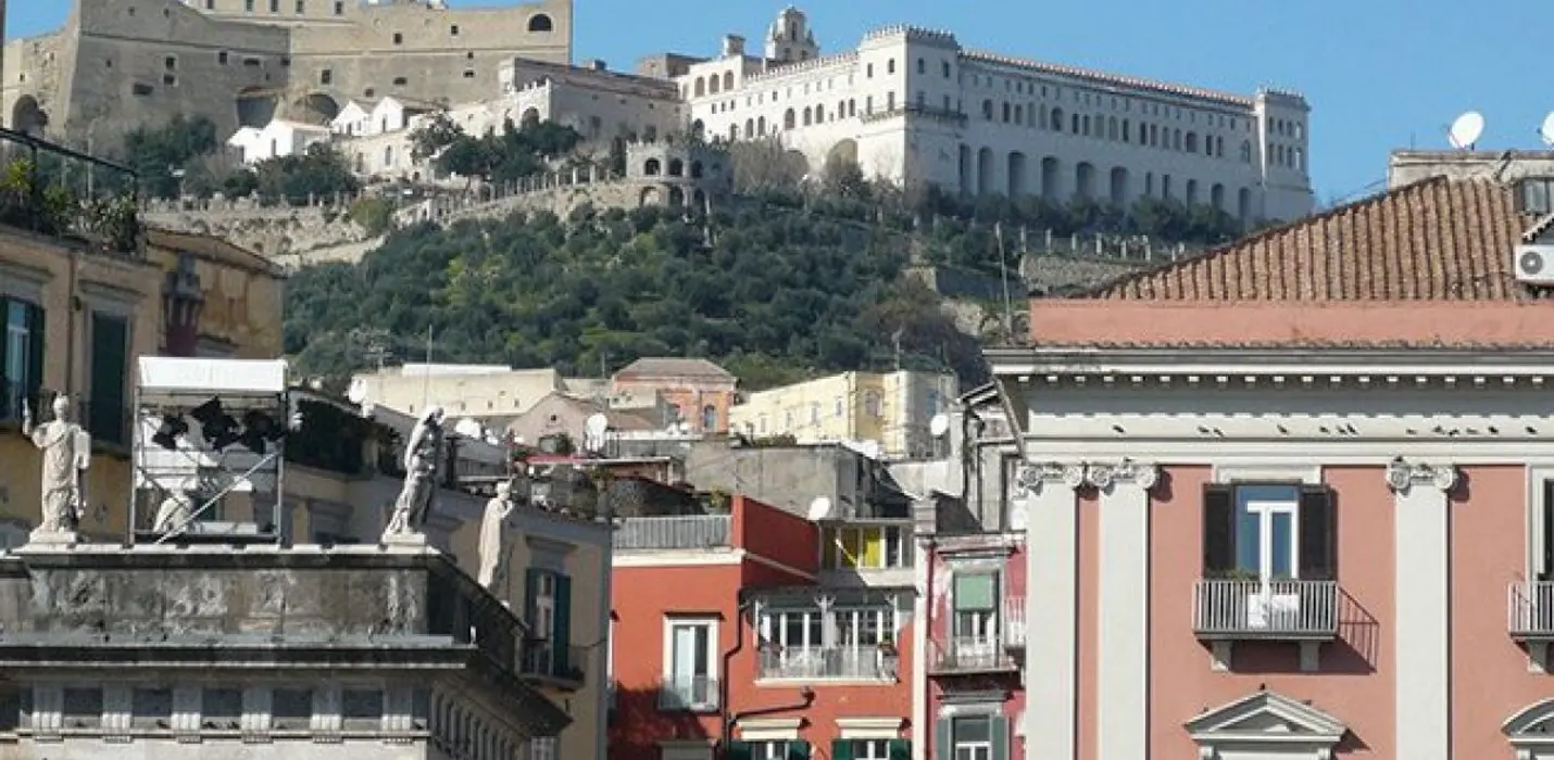 NAPOLI TRA SACRO E PROFANO - LA CITTA' DAI MILLE COLORI