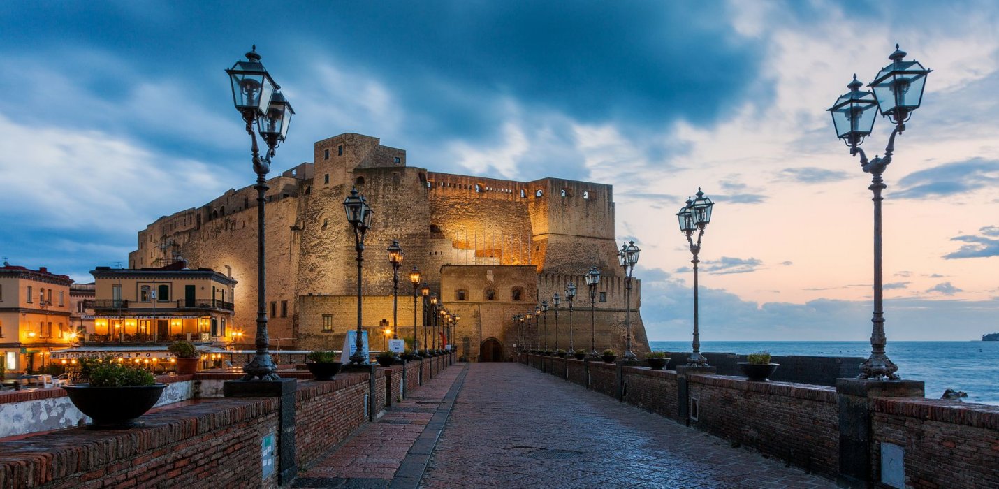 VIAGGIO NELLA NAPOLETANITA' VIAGGIO NELLA NAPOLETANITA'