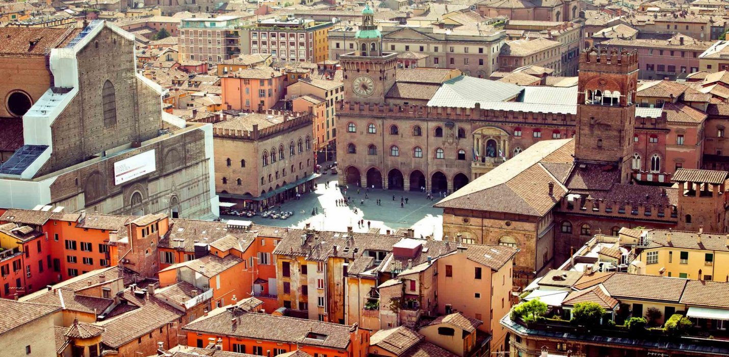 LIGABUE E TORRE DELL'OROLOGIO A BOLOGNA