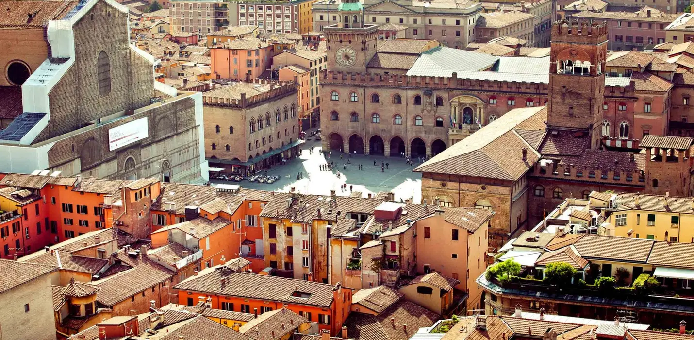 LIGABUE E TORRE DELL'OROLOGIO A BOLOGNA