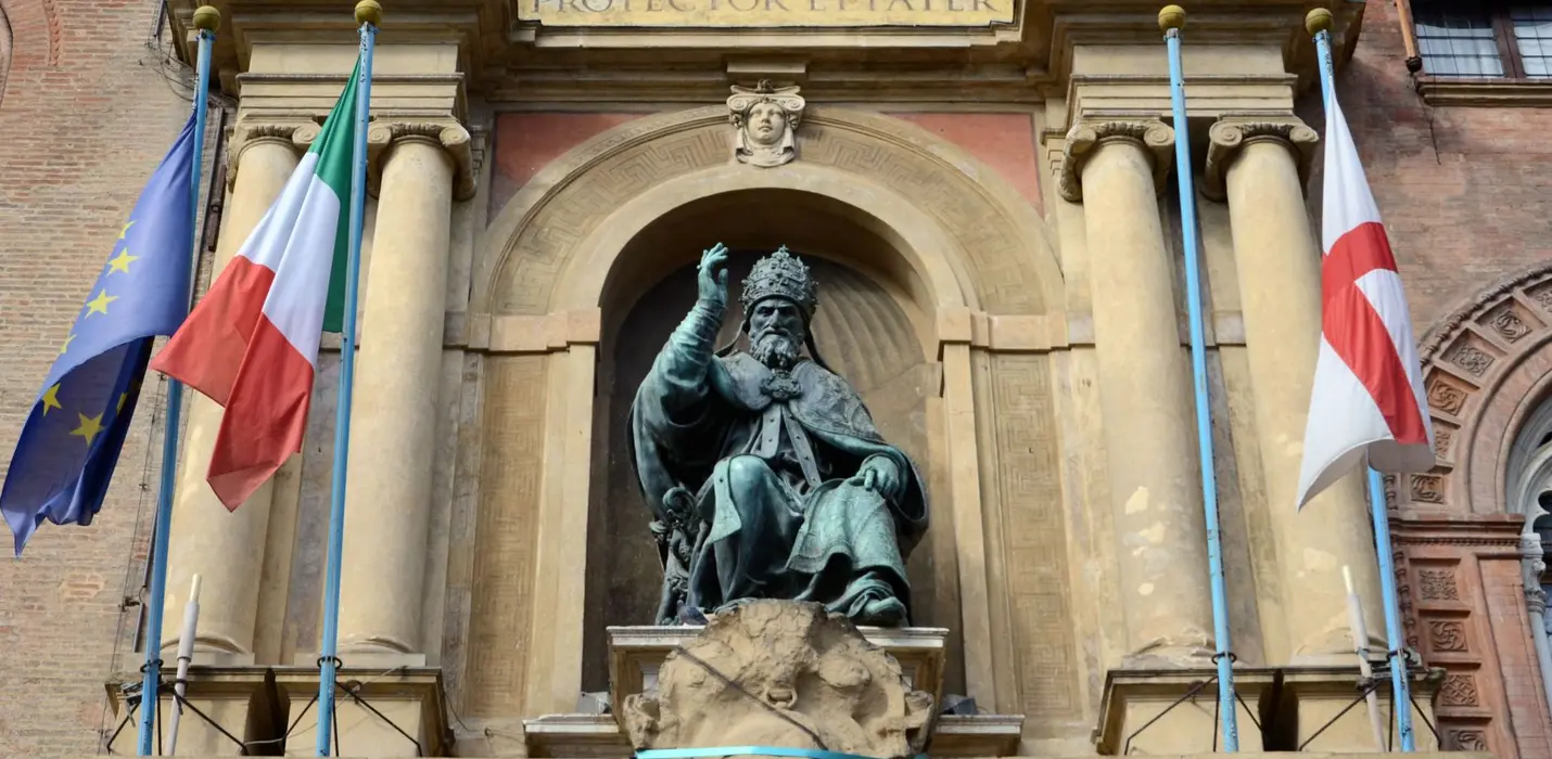 LIGABUE E TORRE DELL'OROLOGIO A BOLOGNA
