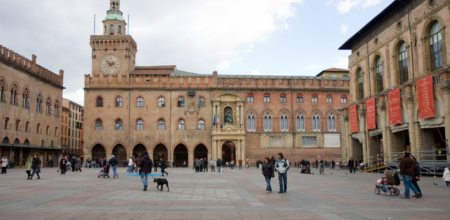 LIGABUE E TORRE DELL'OROLOGIO A BOLOGNA