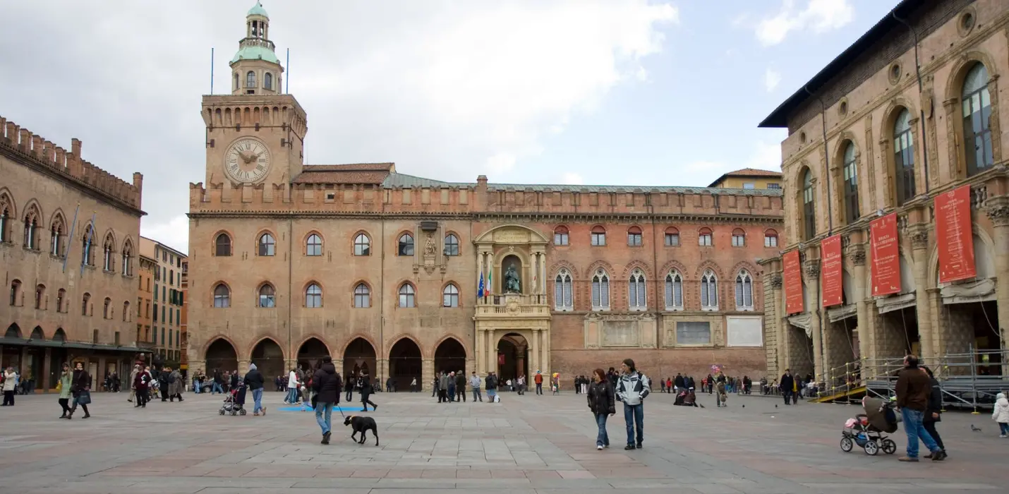 LIGABUE E TORRE DELL'OROLOGIO A BOLOGNA