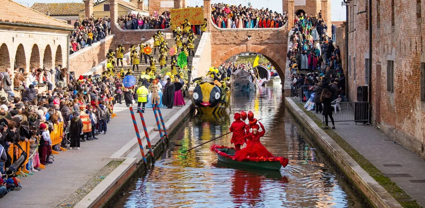 COMACCHIO: CARNEVALE SULL'ACQUA