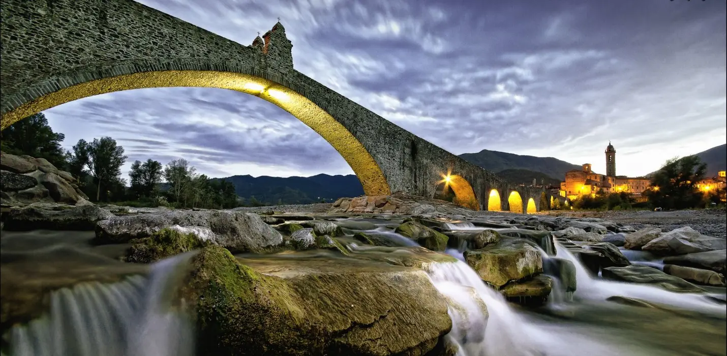 BOBBIO, IL PONTE GOBBO E L'ABBAZIA DI SAN COLOMBANO