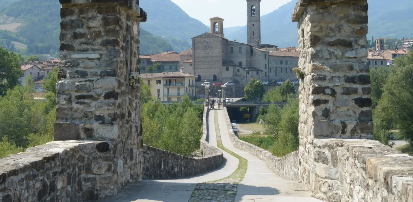 BOBBIO, IL PONTE GOBBO E L'ABBAZIA DI SAN COLOMBANO