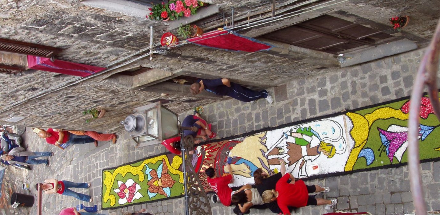 BOLSENA: L'INFIORATA E IL LAGO