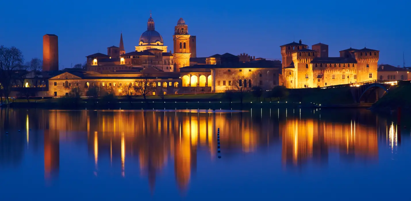 MANTOVA AL TRAMONTO TRA LAGHI E NINFEE