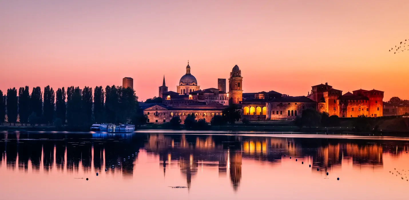 MANTOVA AL TRAMONTO TRA LAGHI E NINFEE