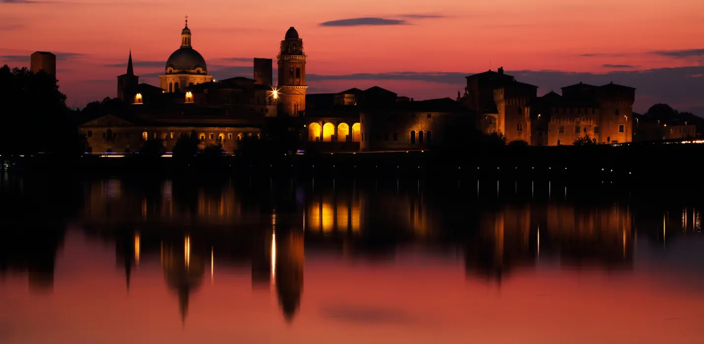 MANTOVA AL TRAMONTO TRA LAGHI E NINFEE