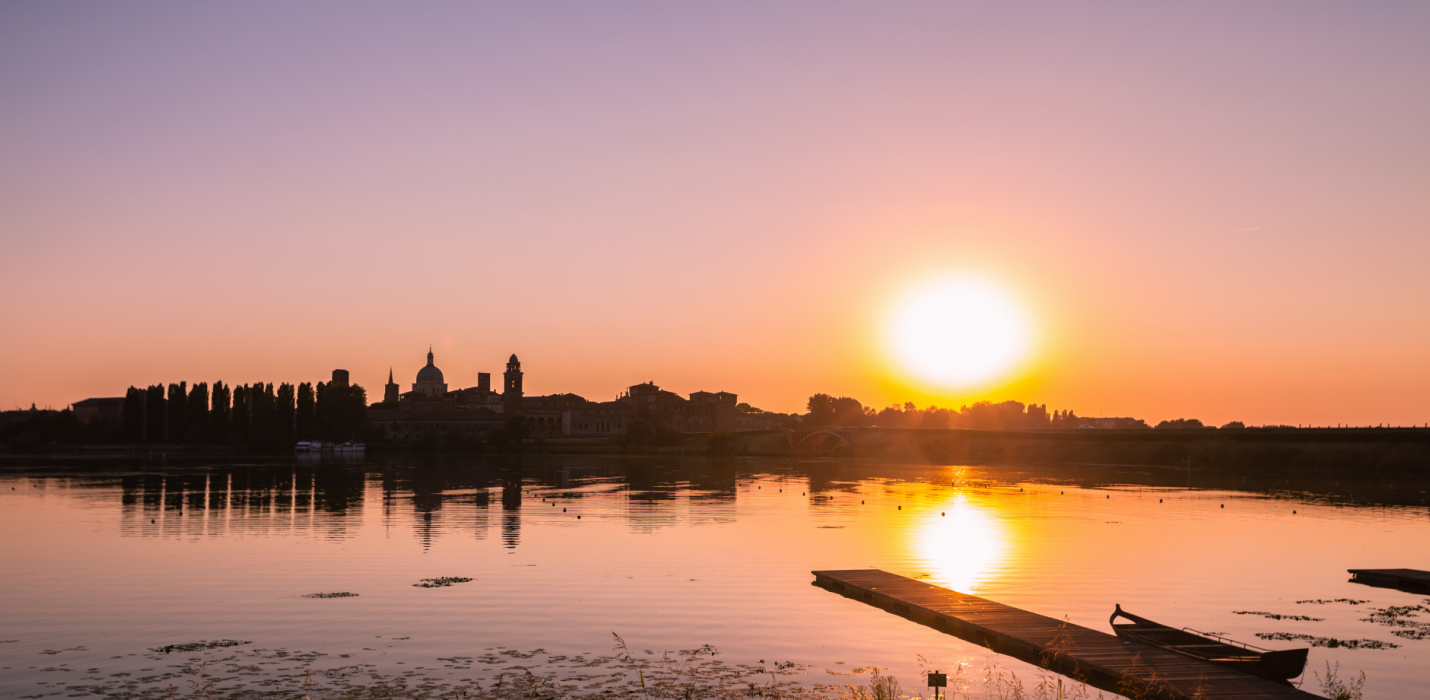 MANTOVA AL TRAMONTO TRA LAGHI E NINFEE