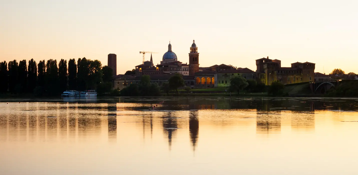 MANTOVA AL TRAMONTO TRA LAGHI E NINFEE