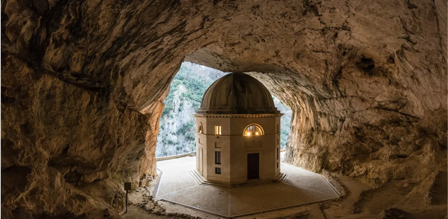 FABRIANO, TEMPIO VALADIER E GENGA