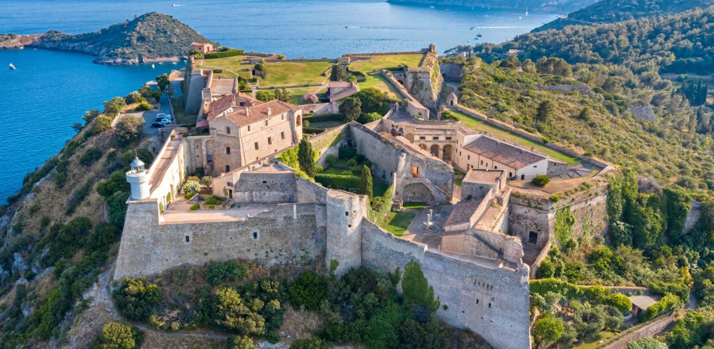 ISOLA DEL GIGLIO, ARGENTARIO E GIARDINO DEI TAROCCHI ISOLA DEL GIGLIO, ARGENTARIO E GIARDINO DEI TAROCCHI