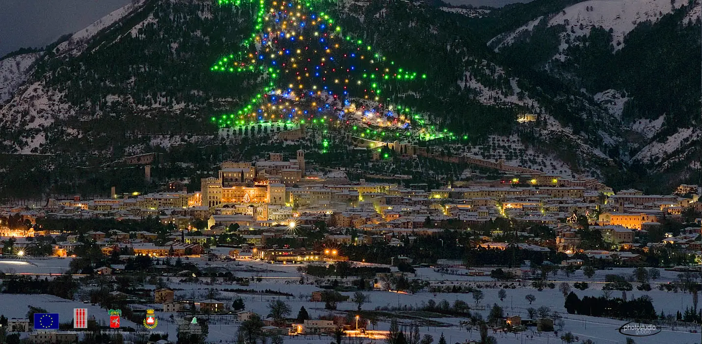 GUBBIO, L'ALBERO E IL PRESEPE