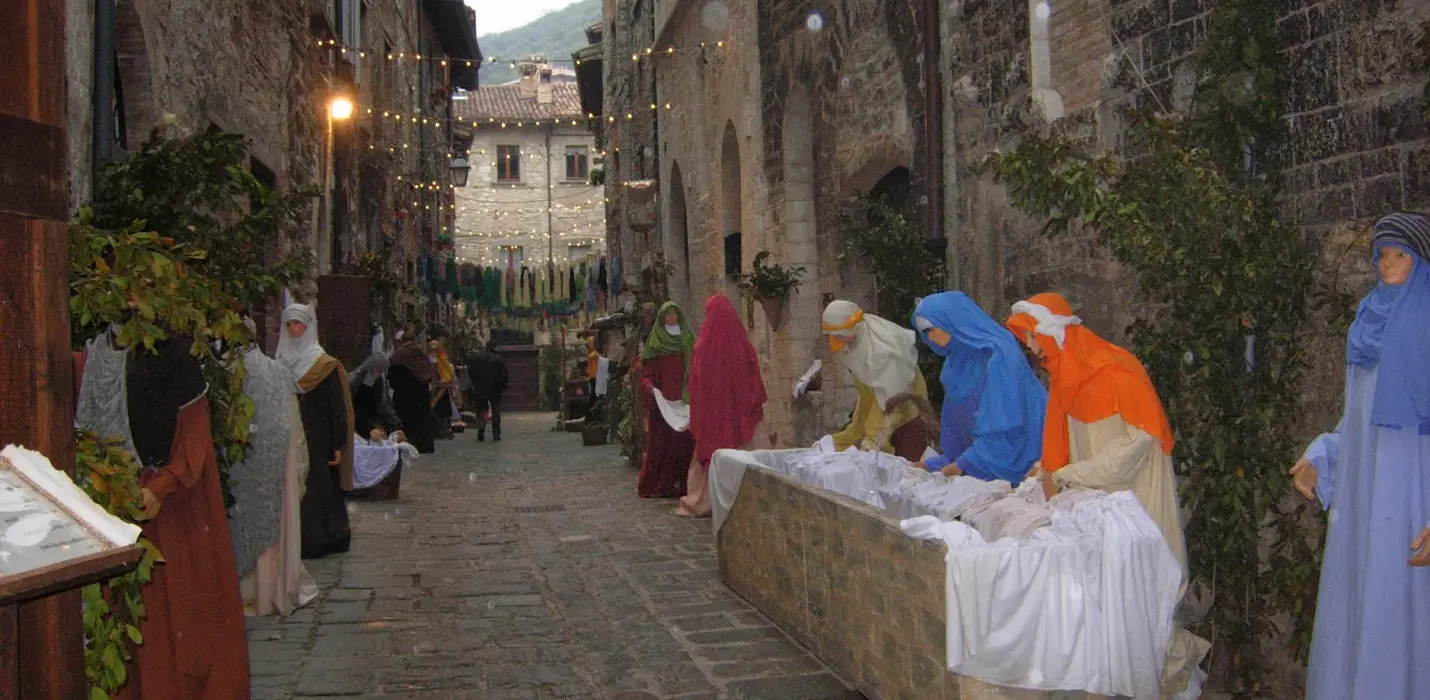 GUBBIO, L'ALBERO E IL PRESEPE