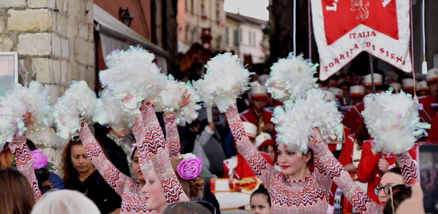 FESTA DEL TULIPANO A CASTIGLIONE DEL LAGO FESTA DEL TULIPANO A CASTIGLIONE DEL LAGO