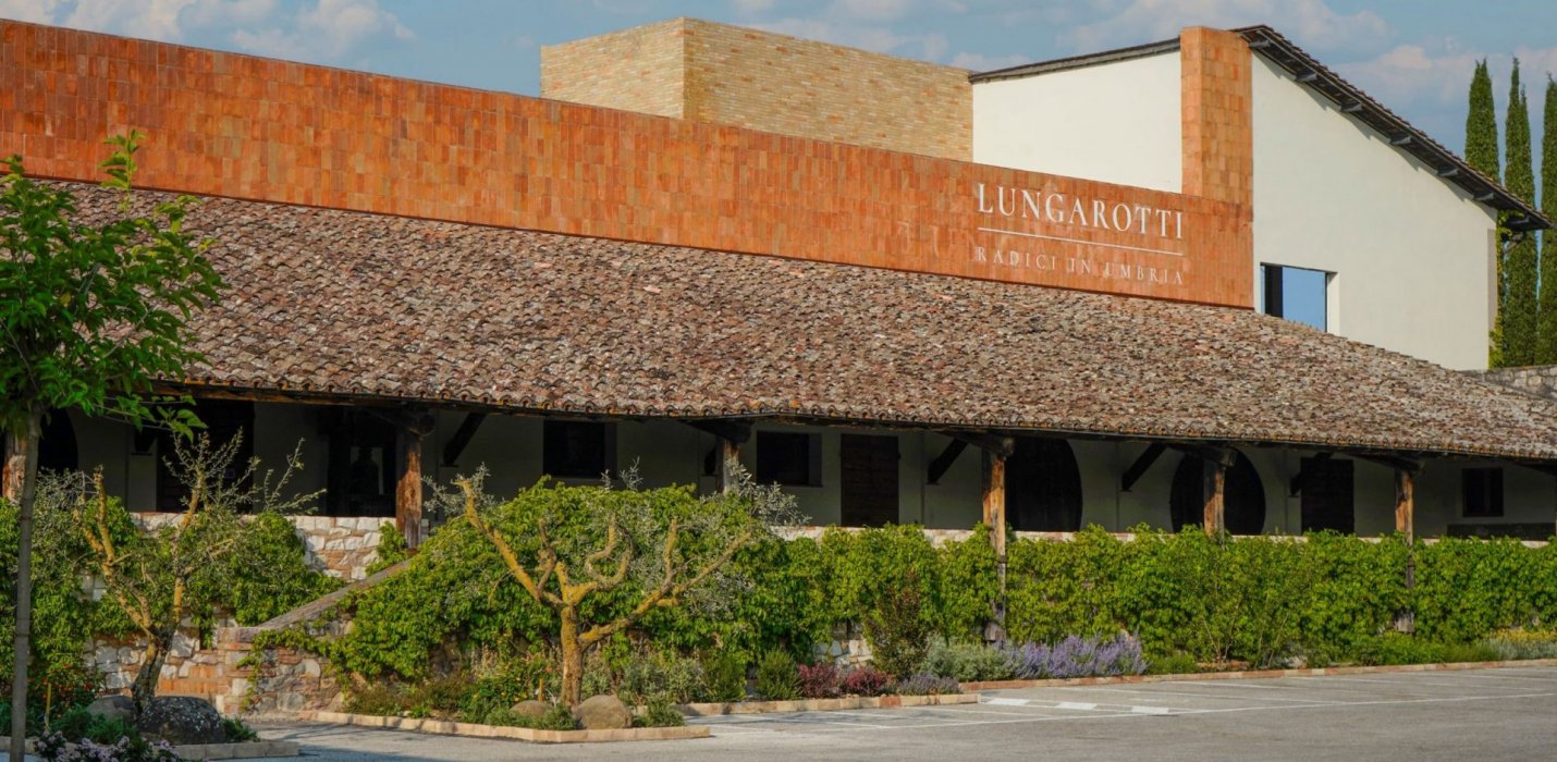 SCARZUOLA E CANTINE LUNGAROTTI DI TORGIANO SCARZUOLA E CANTINE LUNGAROTTI DI TORGIANO