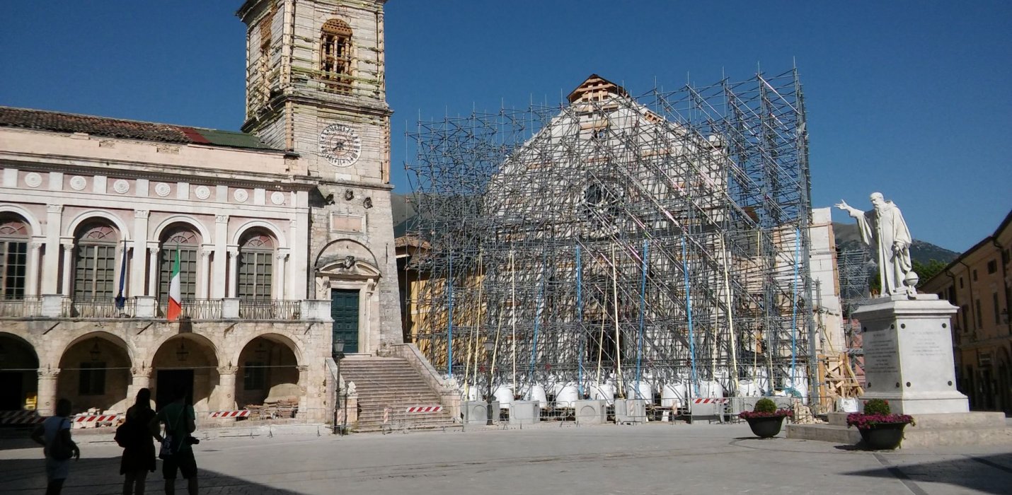 FIORITURA DI CASTELLUCCIO  E CASCIA FIORITURA DI CASTELLUCCIO  E CASCIA