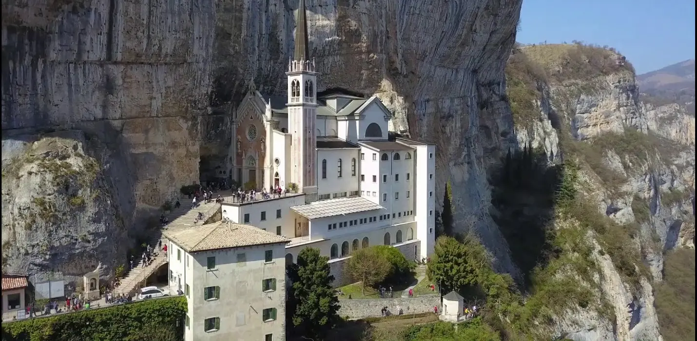 MADONNA DELLA CORONA E GARDA